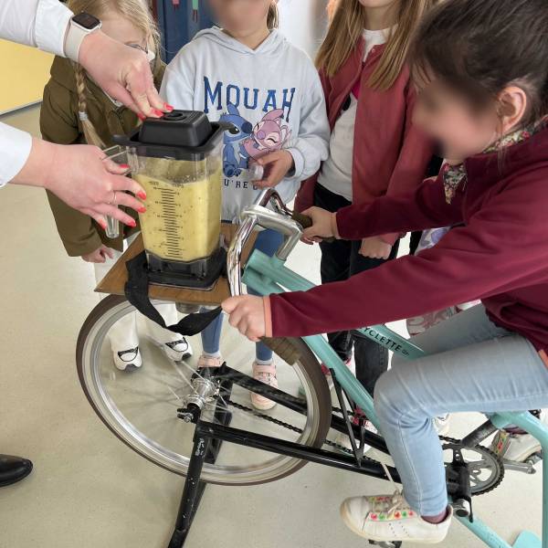 Le Smoothie Bike : une animation qui fait sensation dans les restaurants scolaires en Auvergne Rhône-Alpes